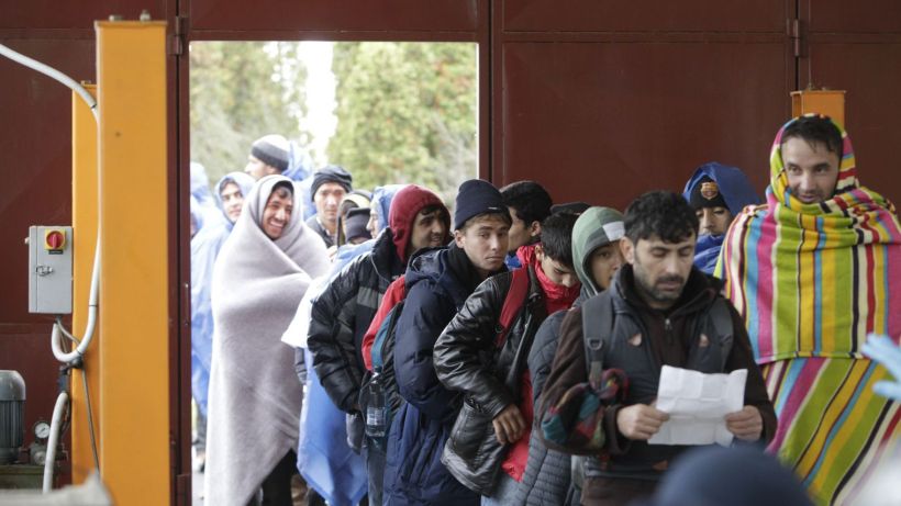 des-migrants-se-font-enregistrer-a-lendava-en-slovenie-apres-avoir-traverse-la-frontiere-croate-le-17-octobre-2015_5447585.jpg